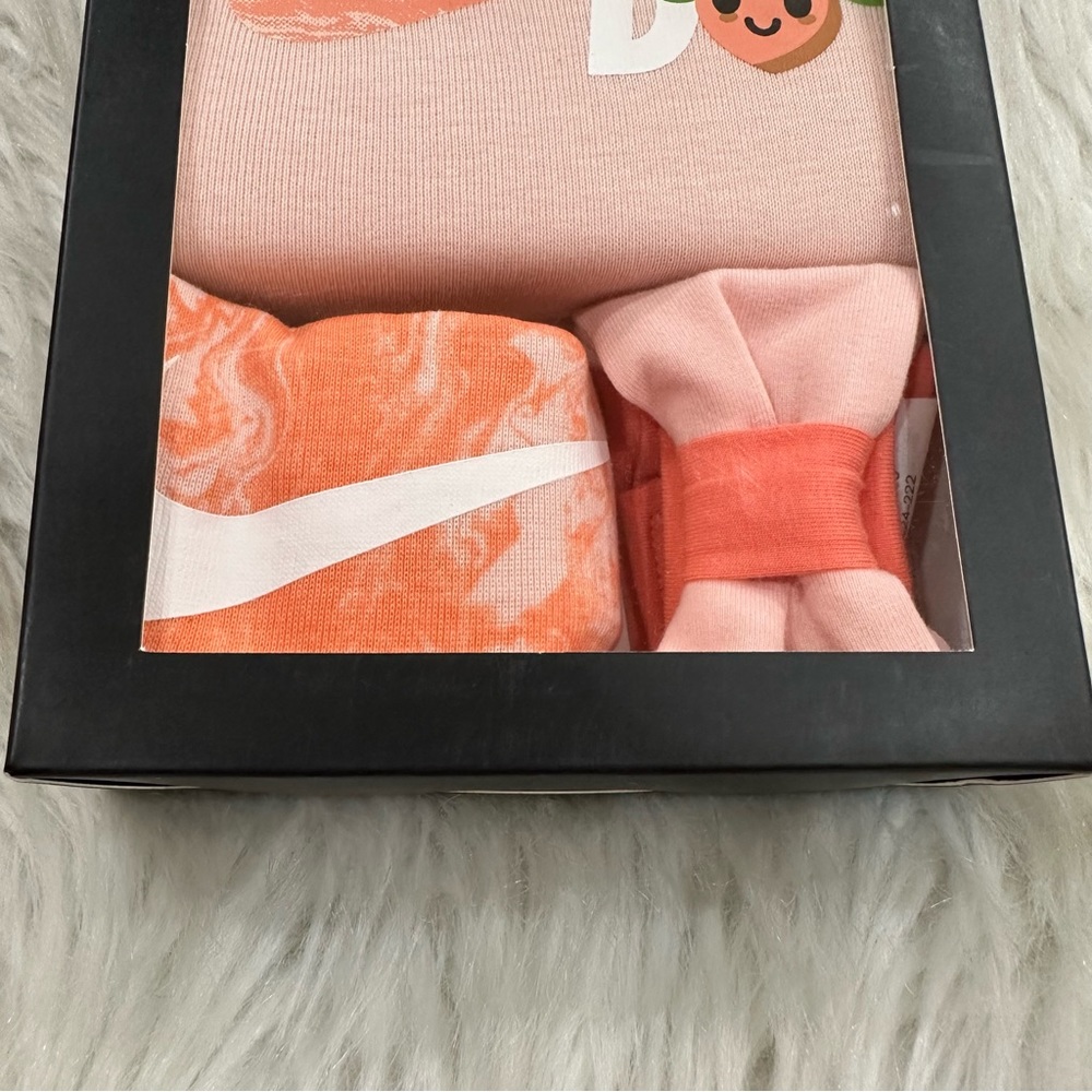 Nike Baby Gift Set - Picture 4 of 6